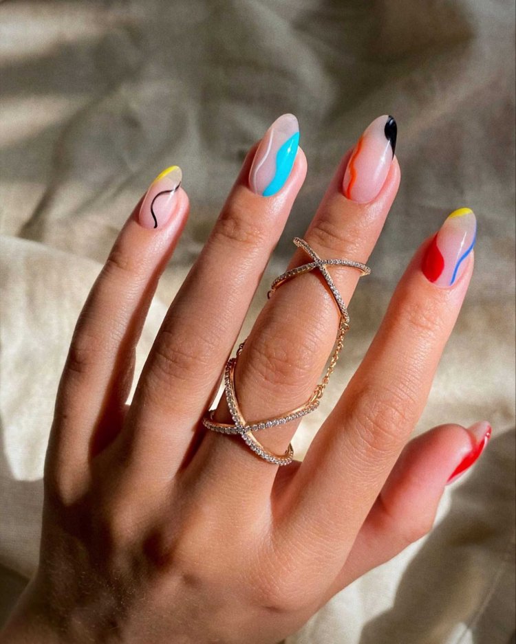 Яркий маникюр на миндалевидных ногтях