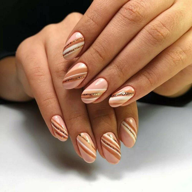 Женственный маникюр на коротких ногтях