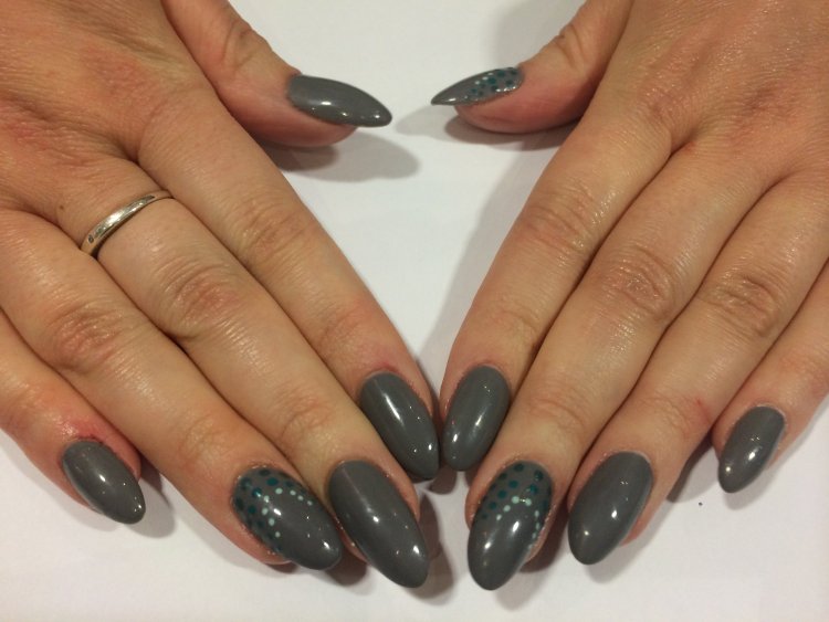 Маникюр с графитовым лаком