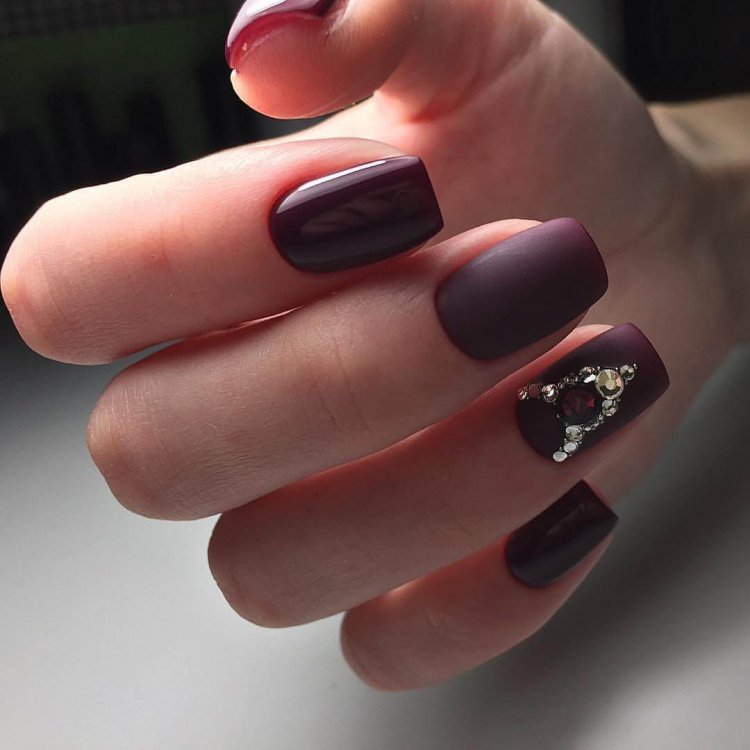 Манікюр бордо марсала бургунді