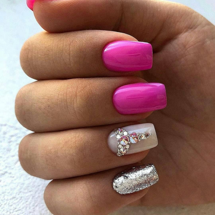 Ярко розовые ногти со стразами
