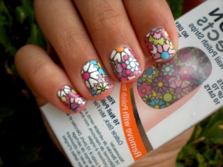 Короткие ногти с наклейками