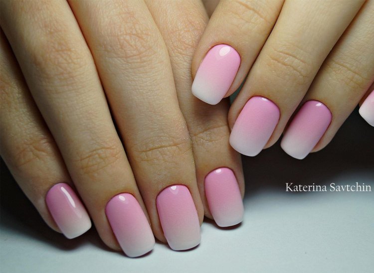 Рожеве омбре на нігтях