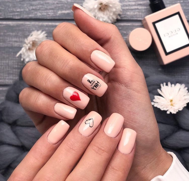Светлый маникюр с сердечком