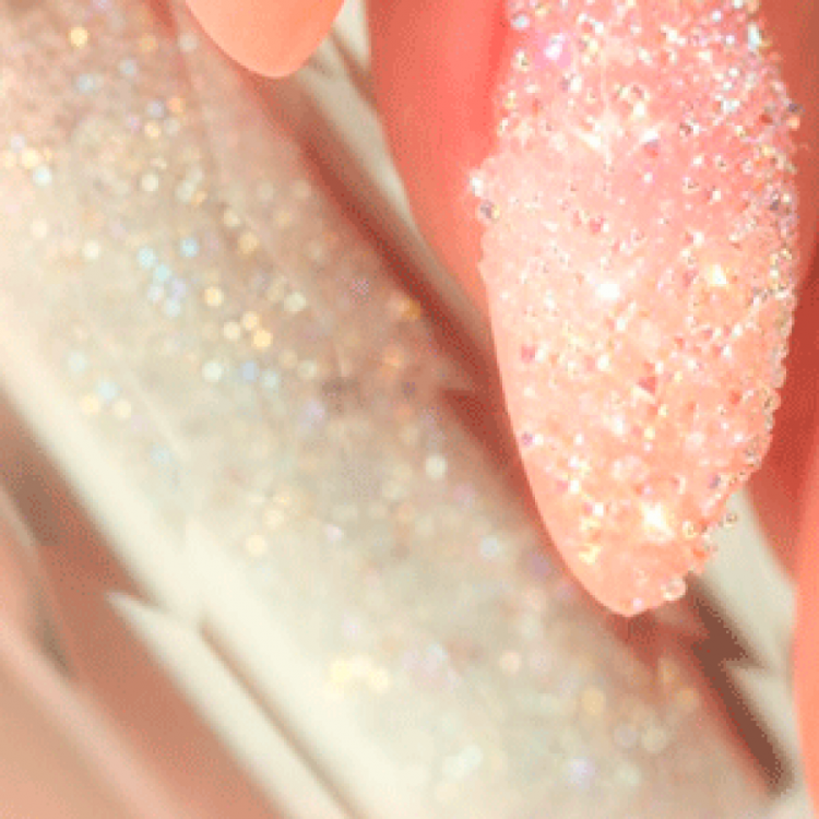 Инкрустация стразами Сваровски на ногтях