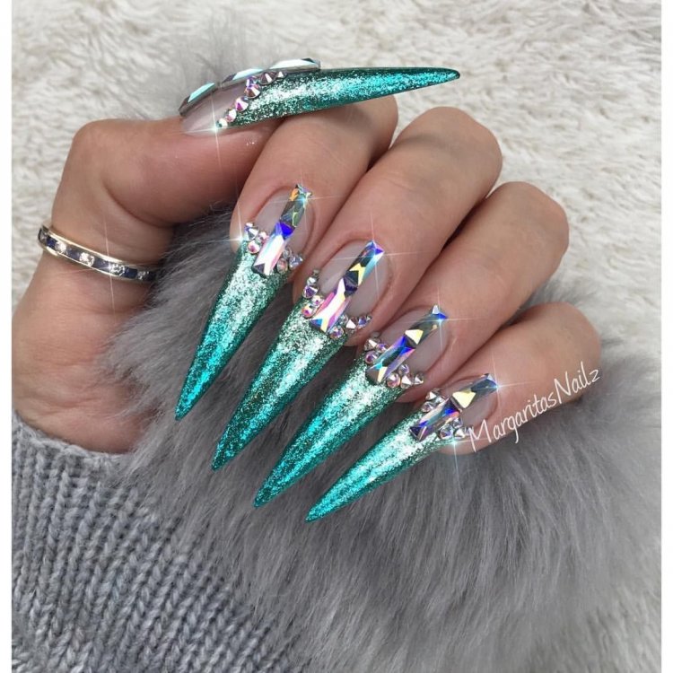 Яркие ногти стилеты