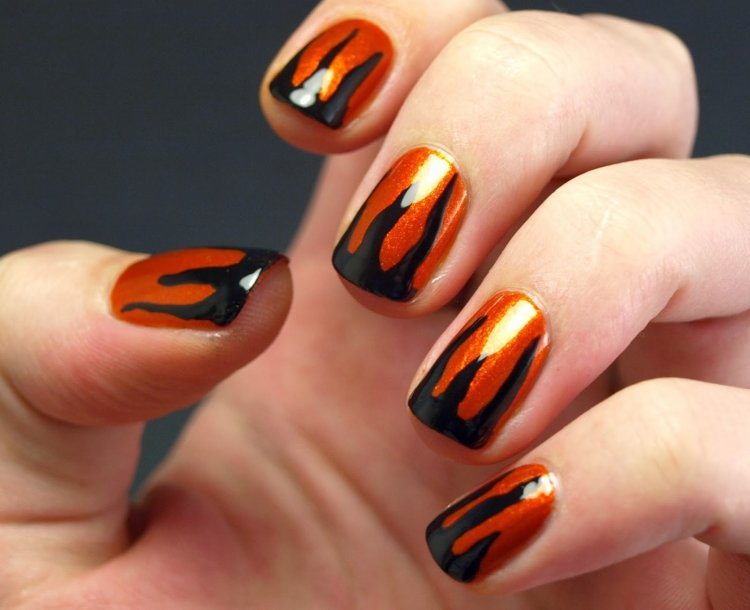 Маникюр с рисунком огня