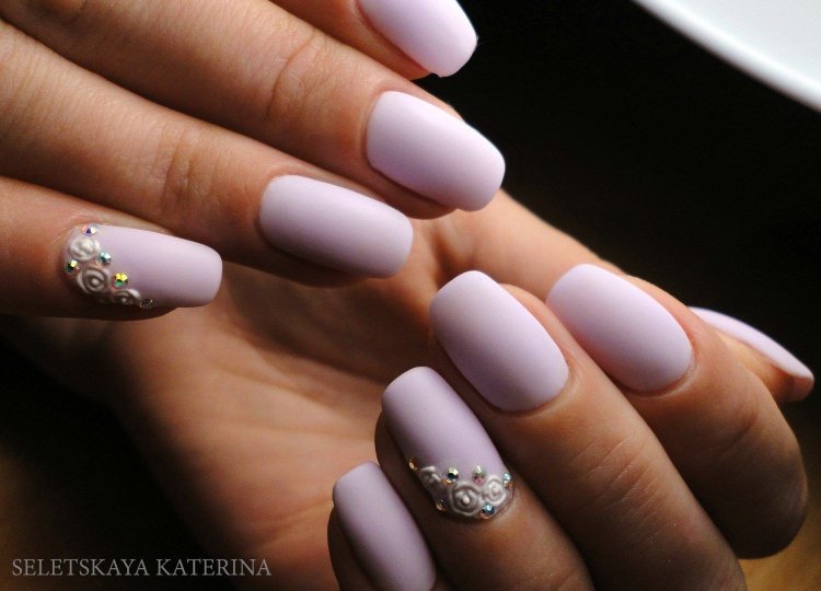 Светлый матовый маникюр со стразами