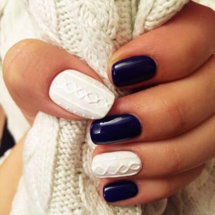 Бордовый вязаный маникюр