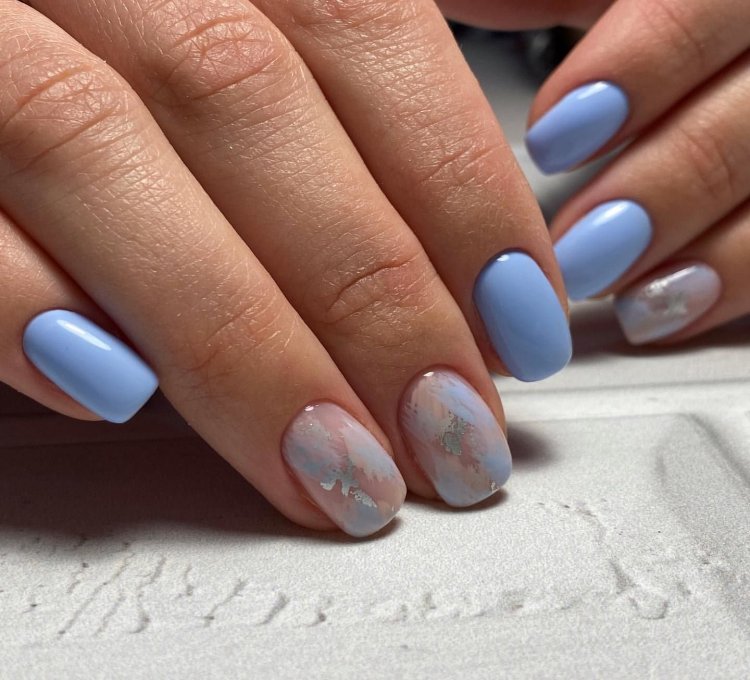 Маникюр небесно голубого цвета