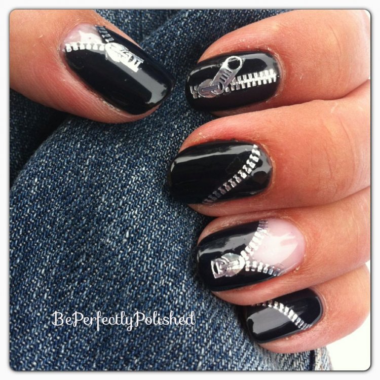 Чорний манікюр з білим і золотим