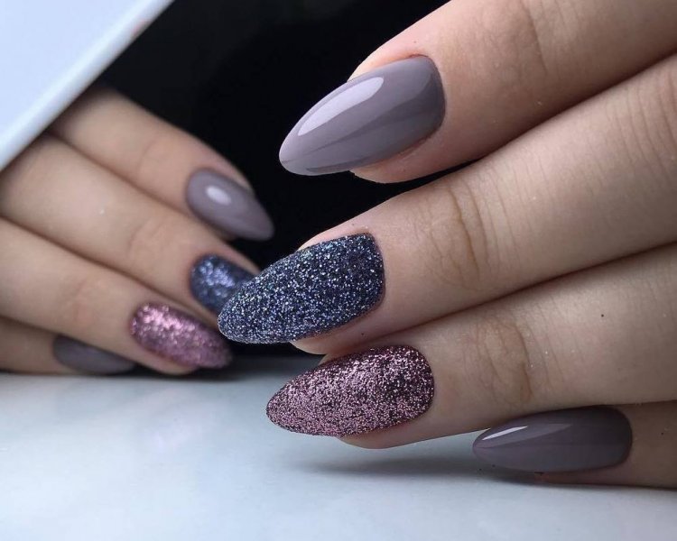 Маникюр графитовый с блестками