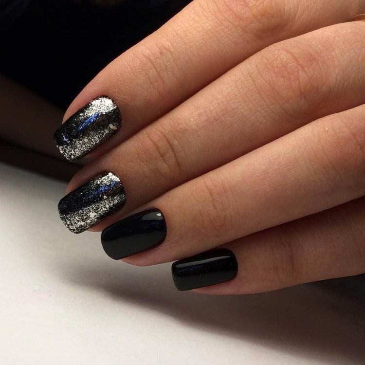 Черная елка на ногтях