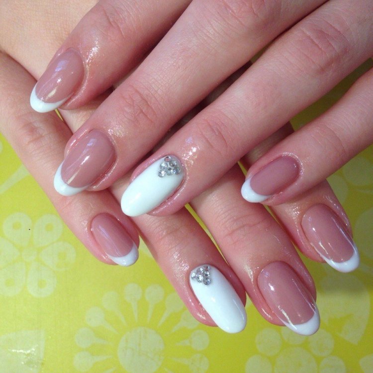 Френч на овальних нігтях
