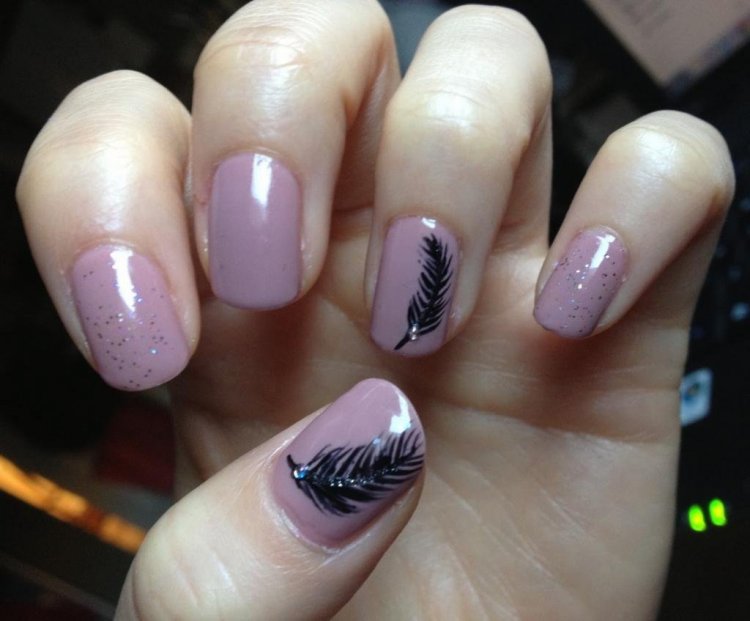 Манікюр з пір'ячком короткі нігті