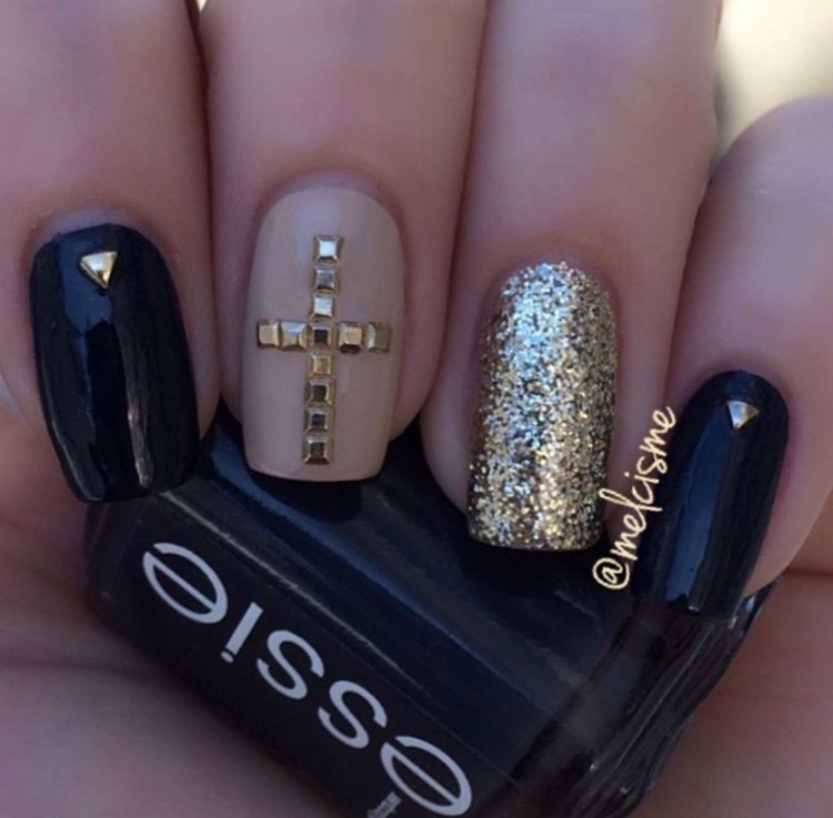 Маникюр черный с золотым крестом