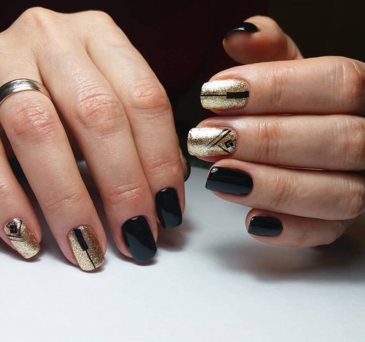 Черный квадратный маникюр с золотом