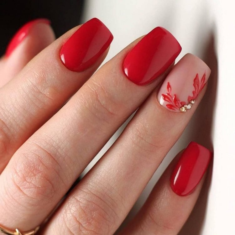 Красивый красный маникюр