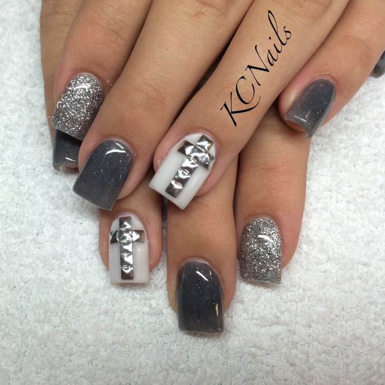 Серо бело черный маникюр