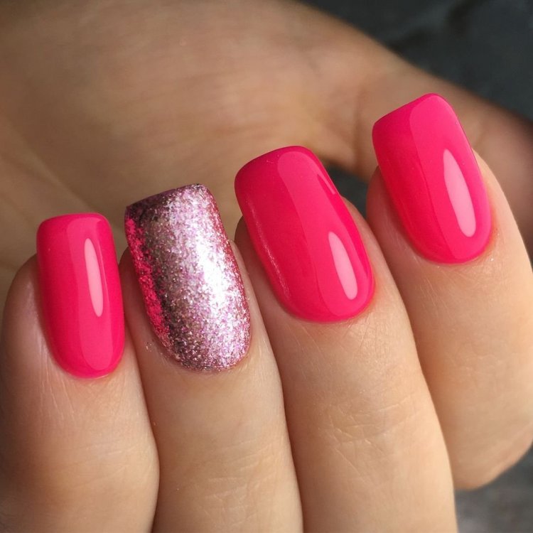 Малиновый маникюр