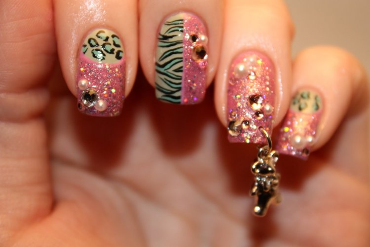 Яскравий мармуровий манікюр