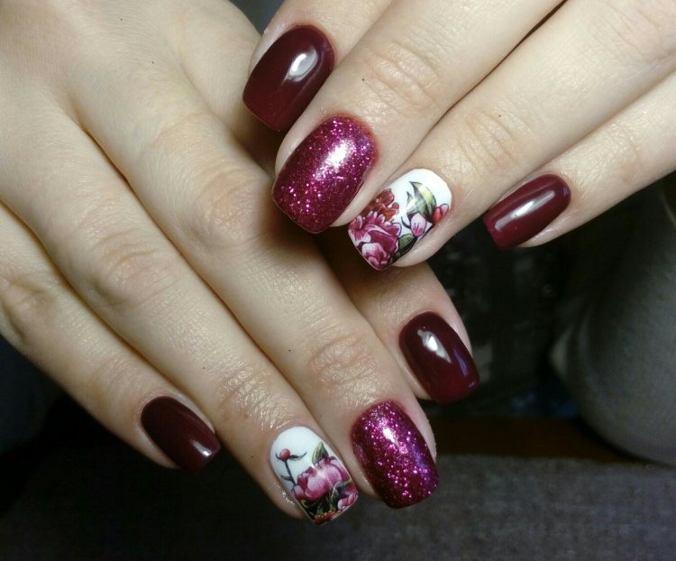 Манікюр троянди на нігтях бордові