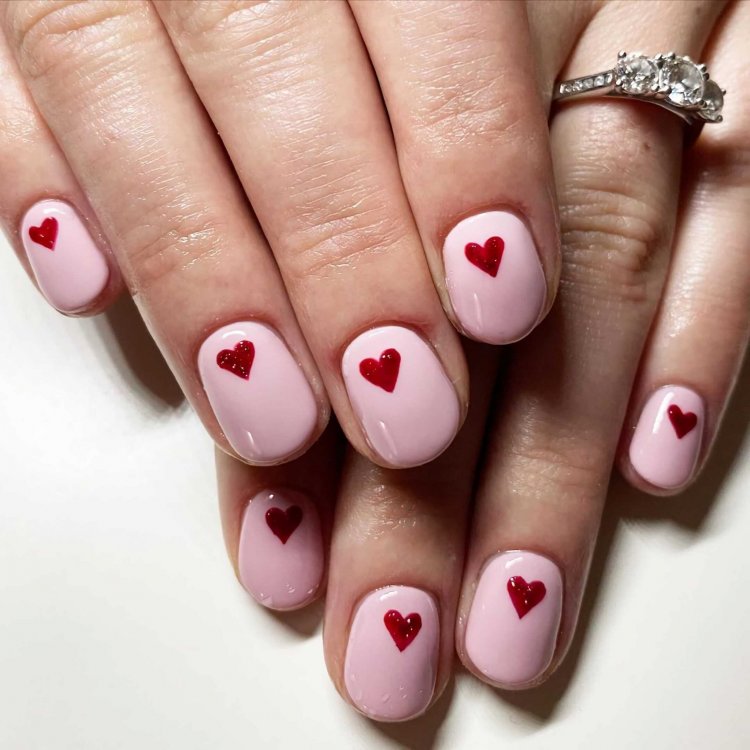Ногти с сердечками