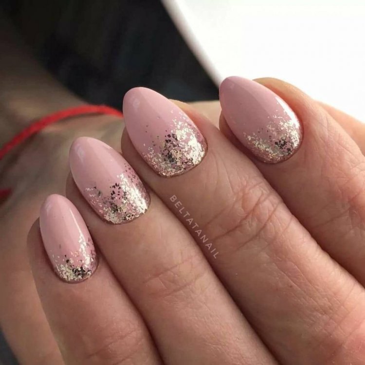 Нежно розовый маникюр с блестками