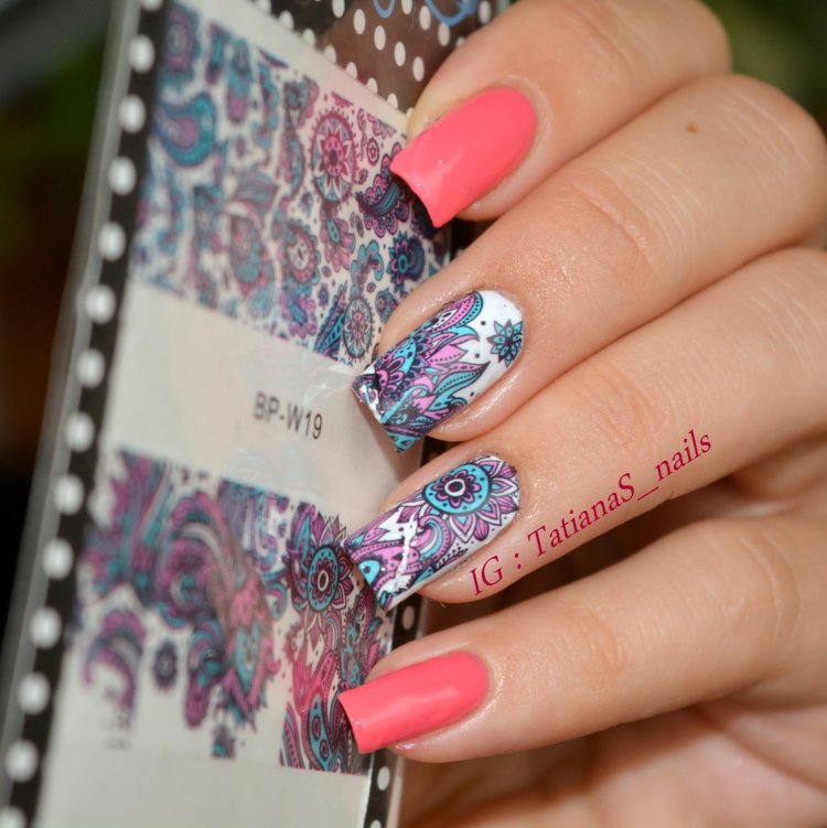 Маникюр с наклейками