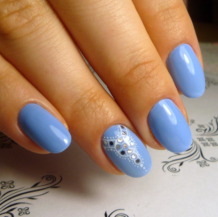 Голубой маникюр на короткие ногти
