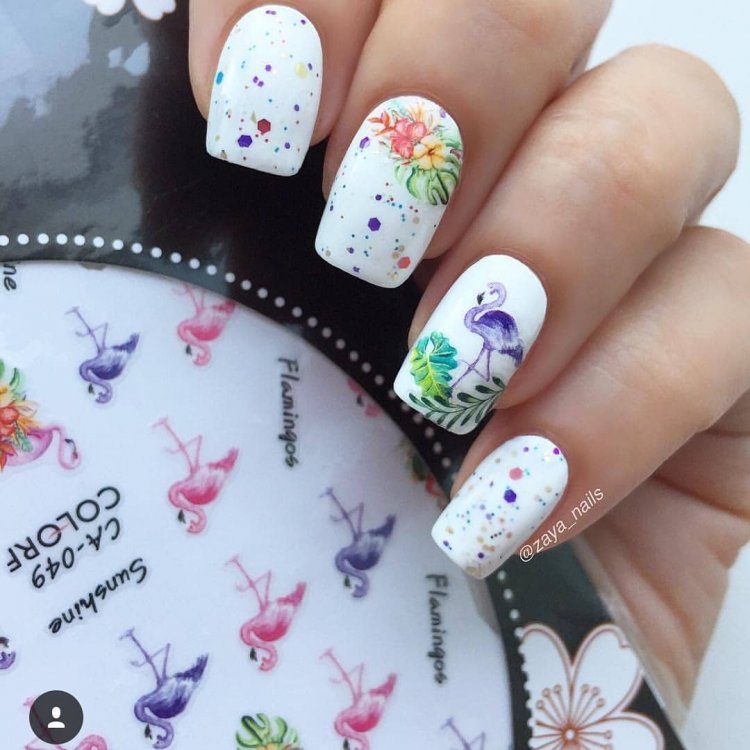 Маникюр на короткие ногти с наклейками