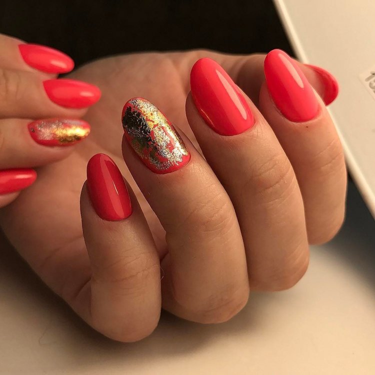 Современный маникюр алый