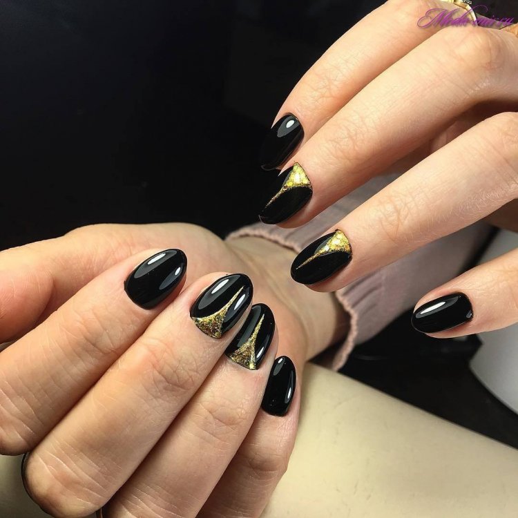Маникюр в черно золотистых тонах