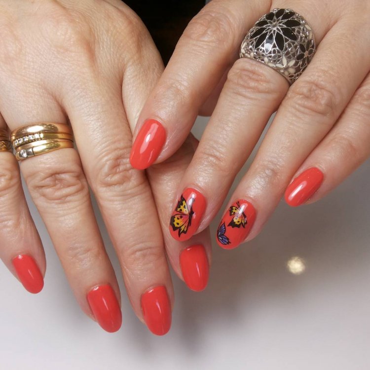 Маникюр с гранатом на ногтях