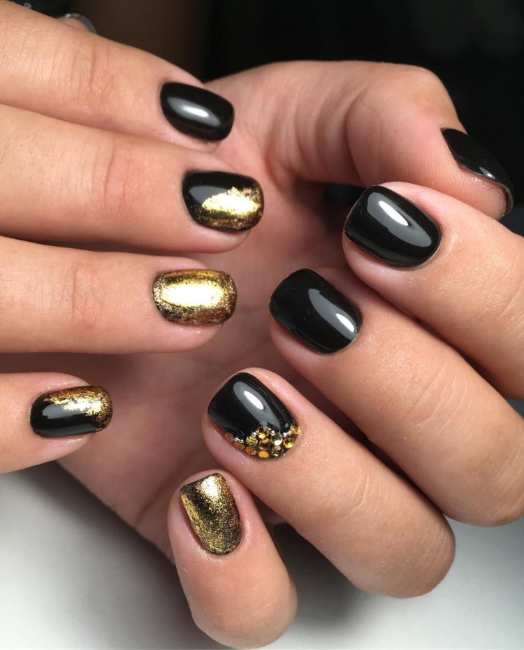 Черно-золотой маникюр на коротких ногтях