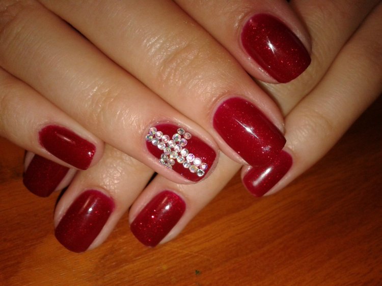 Маникюр с крестиком из страз