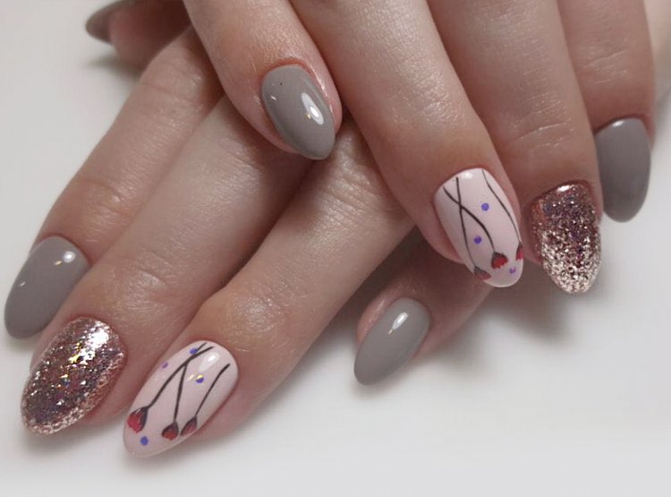 Нежный маникюр с веточкой