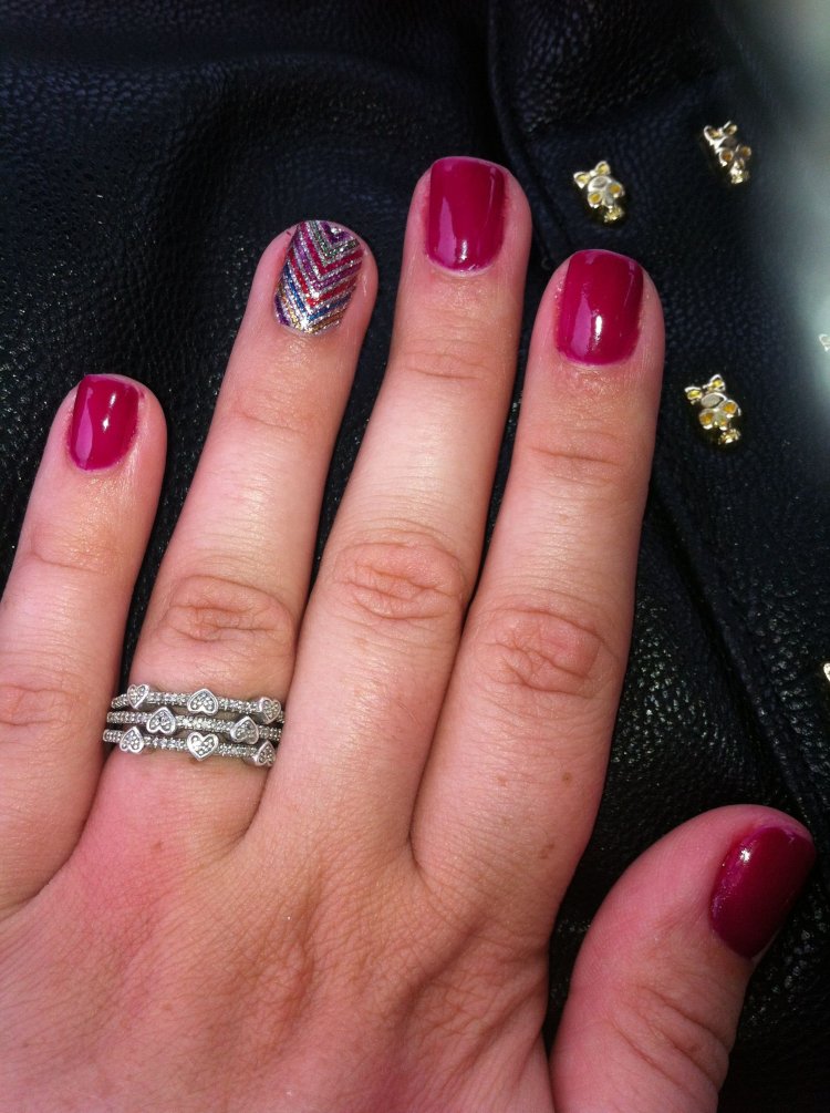 Маникюр под рубиновое кольцо