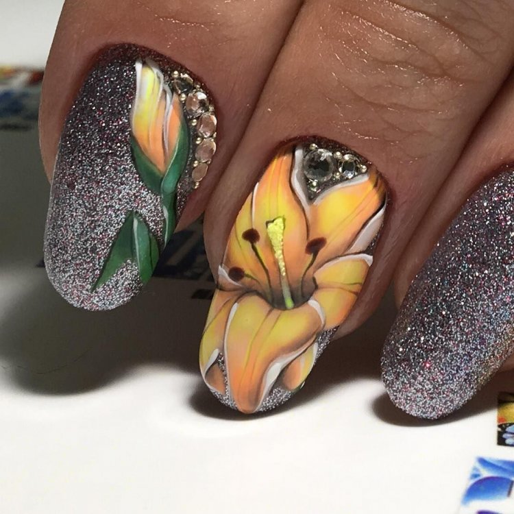 Маникюр с крупными цветами