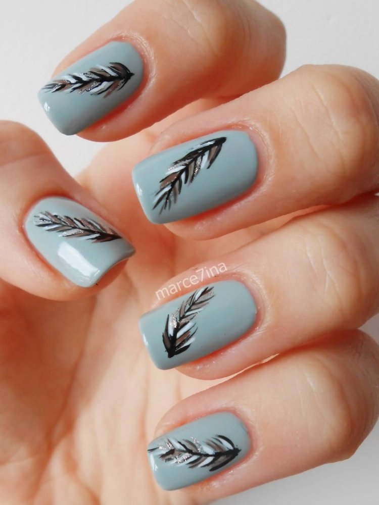 Синій манікюр з пером