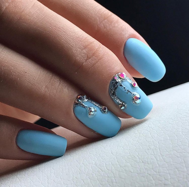 Маникюр голубого цвета очень красивый