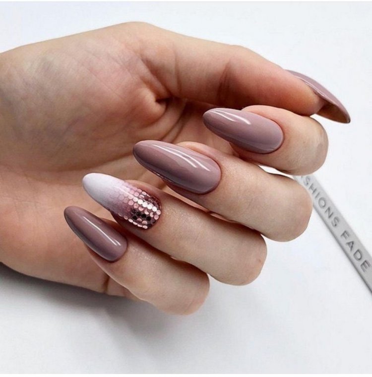 Нюдовий манікюр 2021 мигдаль