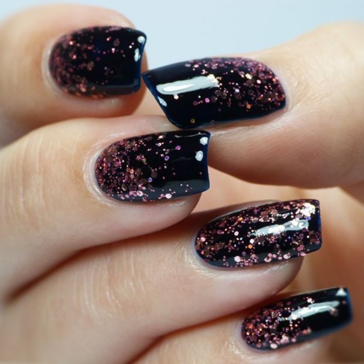 Маникюр черный с блестками
