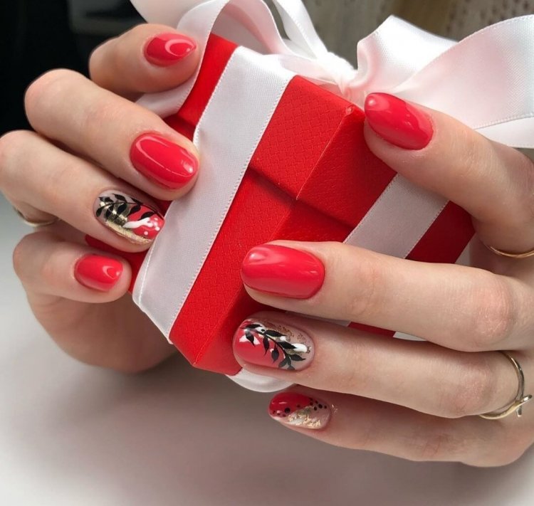 Красивий червоний манікюр з білим