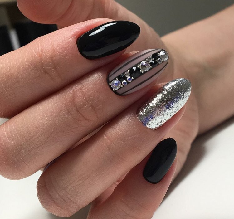 Маникюр со стразами на черном лаке