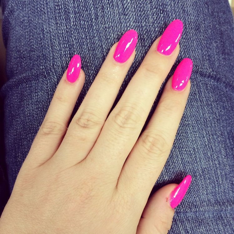 Ногти ярко розового цвета