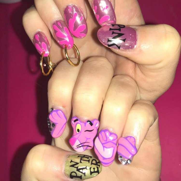 Розовый маникюр с принтом