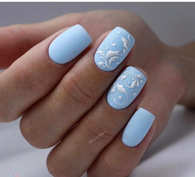 Маникюр голубой с белым