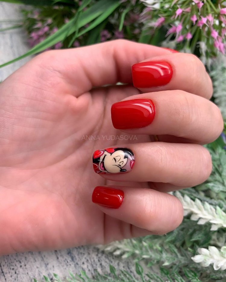 Червоний манікюр на короткі нігті квадратної форми 2021 року.