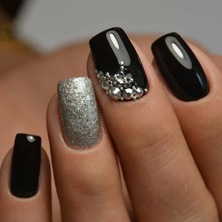 Черные ногти с серебром и камнями